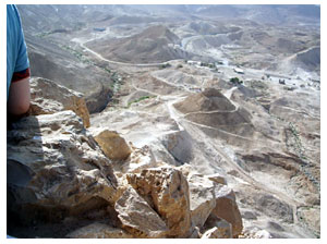 ゴツゴツとした岩と砂漠がつづいているイスラエル